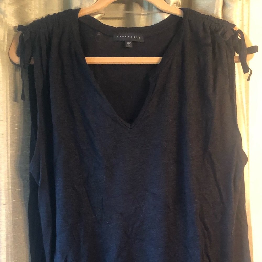 Cropped sleeve shirt